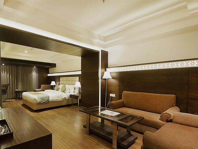 The Palm Court Hotell Ludhiana Exteriör bild