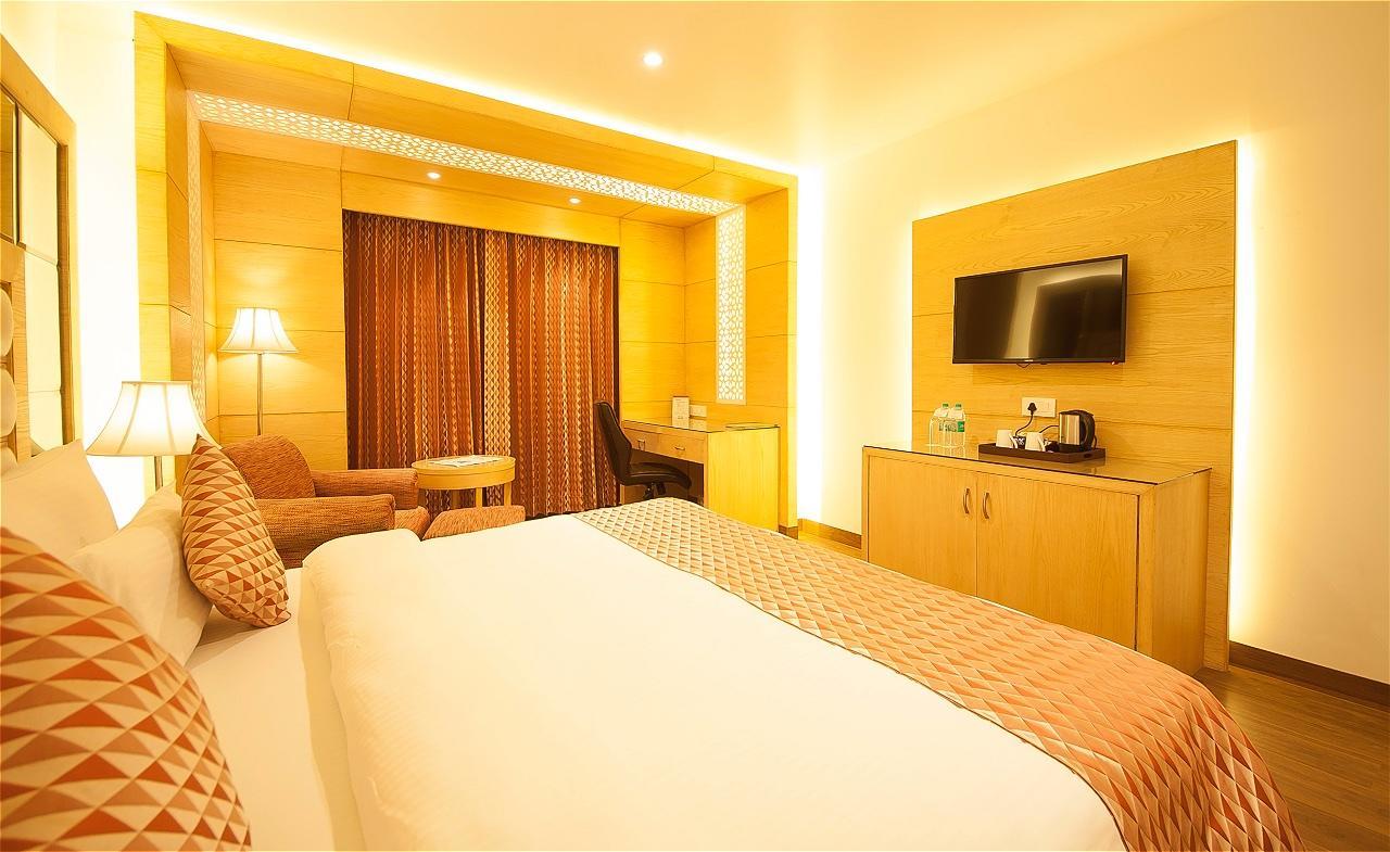 The Palm Court Hotell Ludhiana Exteriör bild