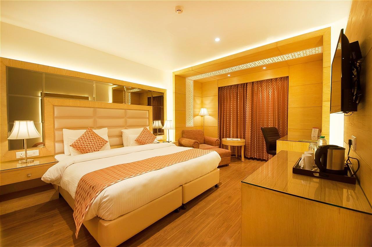 The Palm Court Hotell Ludhiana Exteriör bild