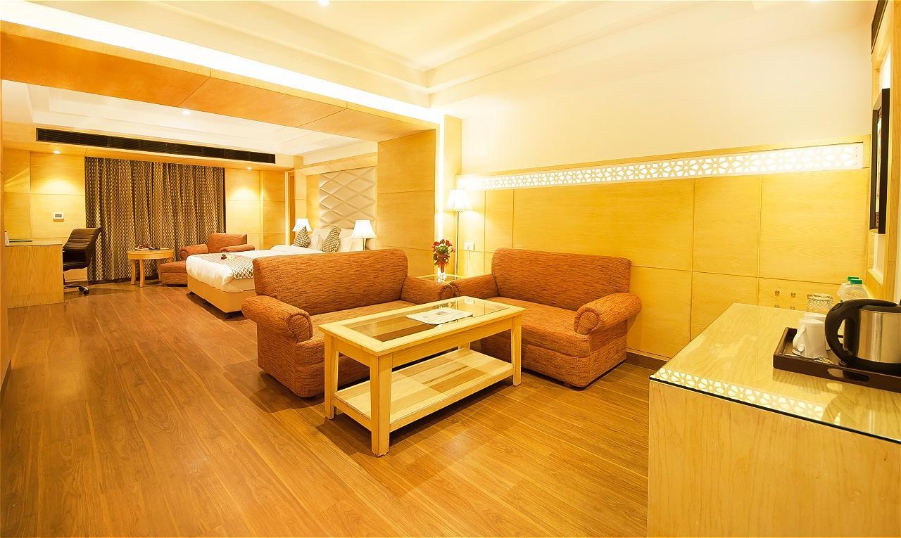 The Palm Court Hotell Ludhiana Exteriör bild
